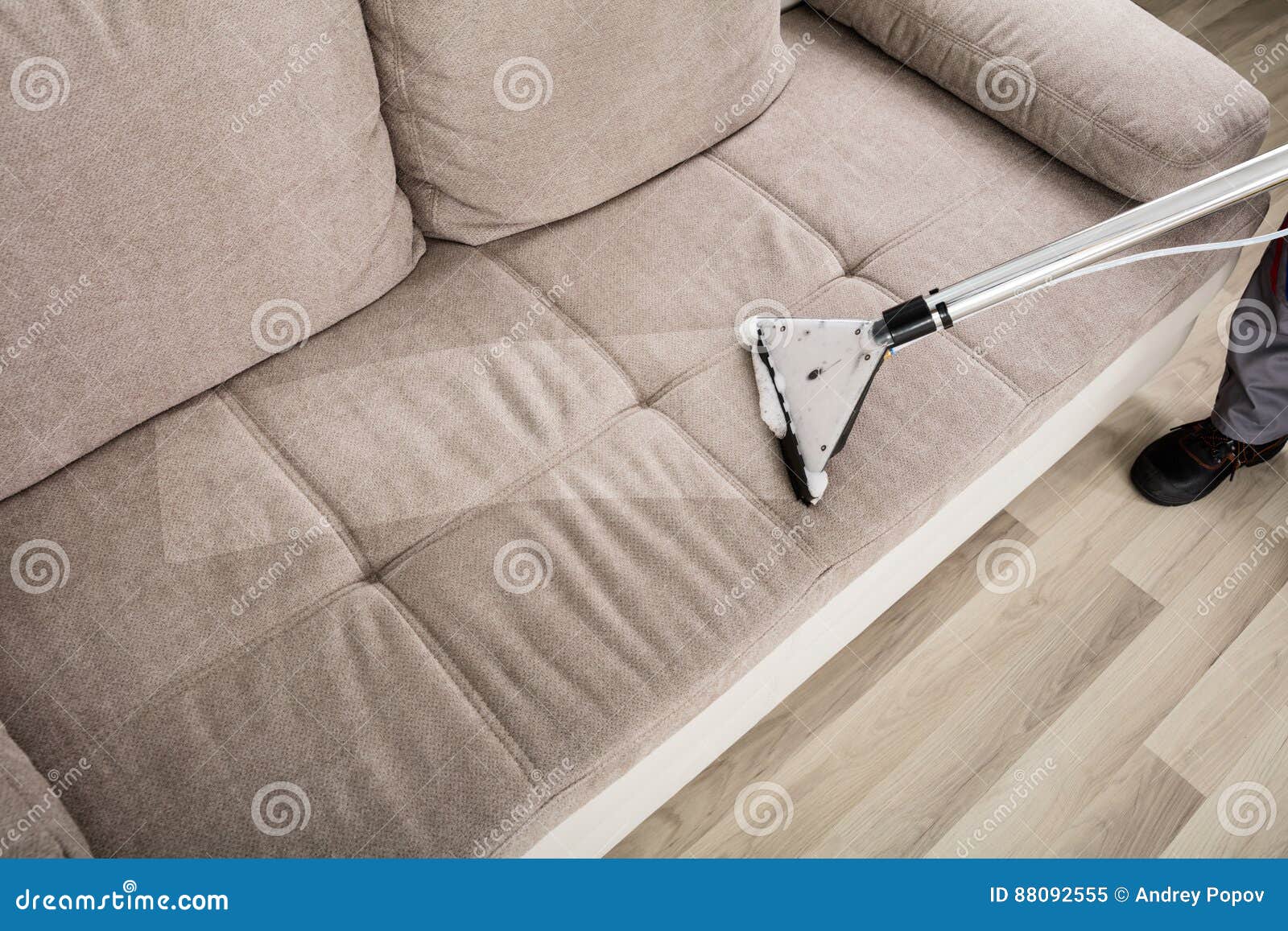 Person Cleaning Sofa with VacuumReiniger Stockbild Bild von mode