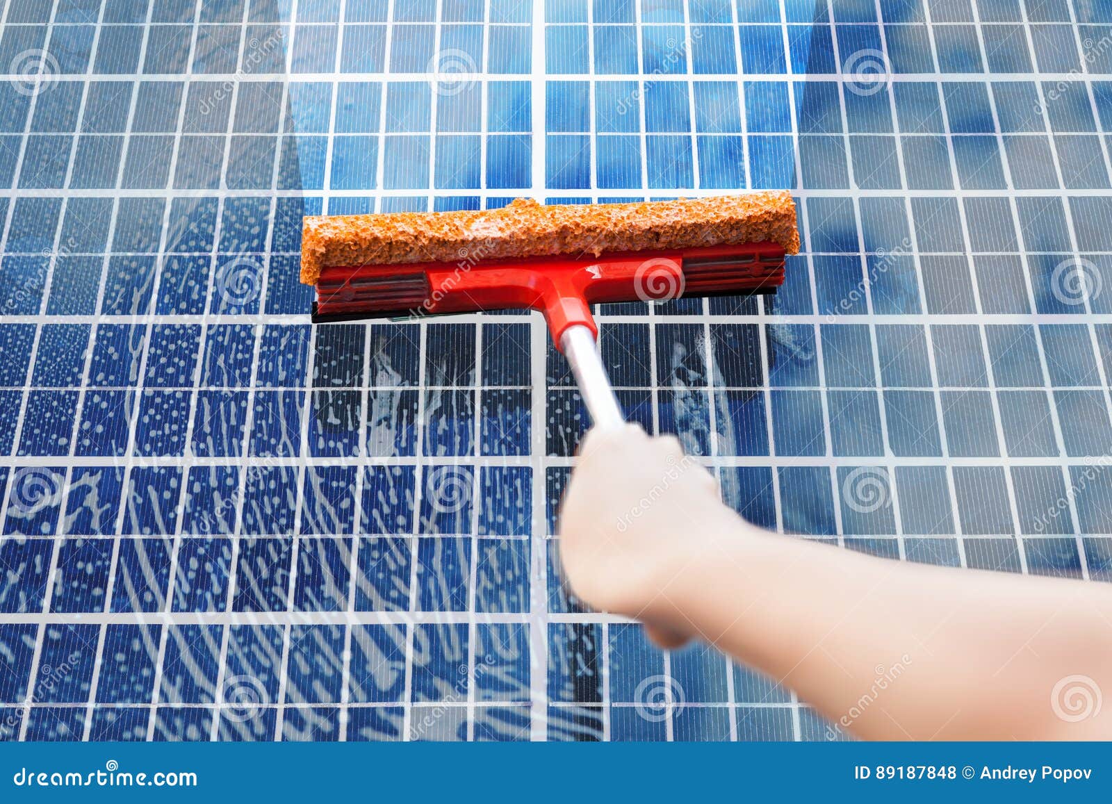 Person Cleaning Solar Panel. Nahaufnahme von Person Hand Cleaning Solar Panel Stützbares Energiekonzept