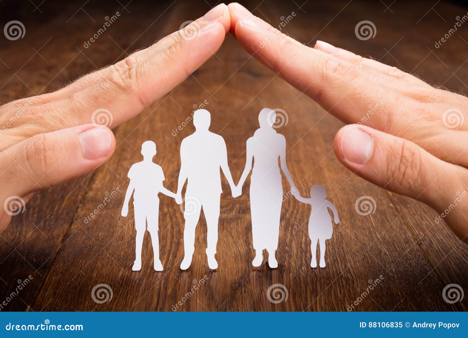 Мужчина защита семьи. Защита семьи. Фон семья. Семья под защитой. Руки сила рода.