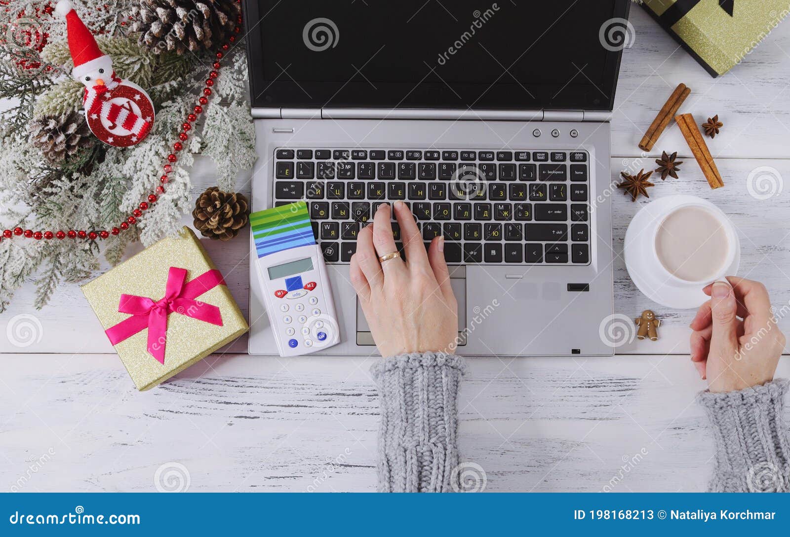 Westers half acht vermoeidheid Person working on laptop stock image. Image of hands - 198168213