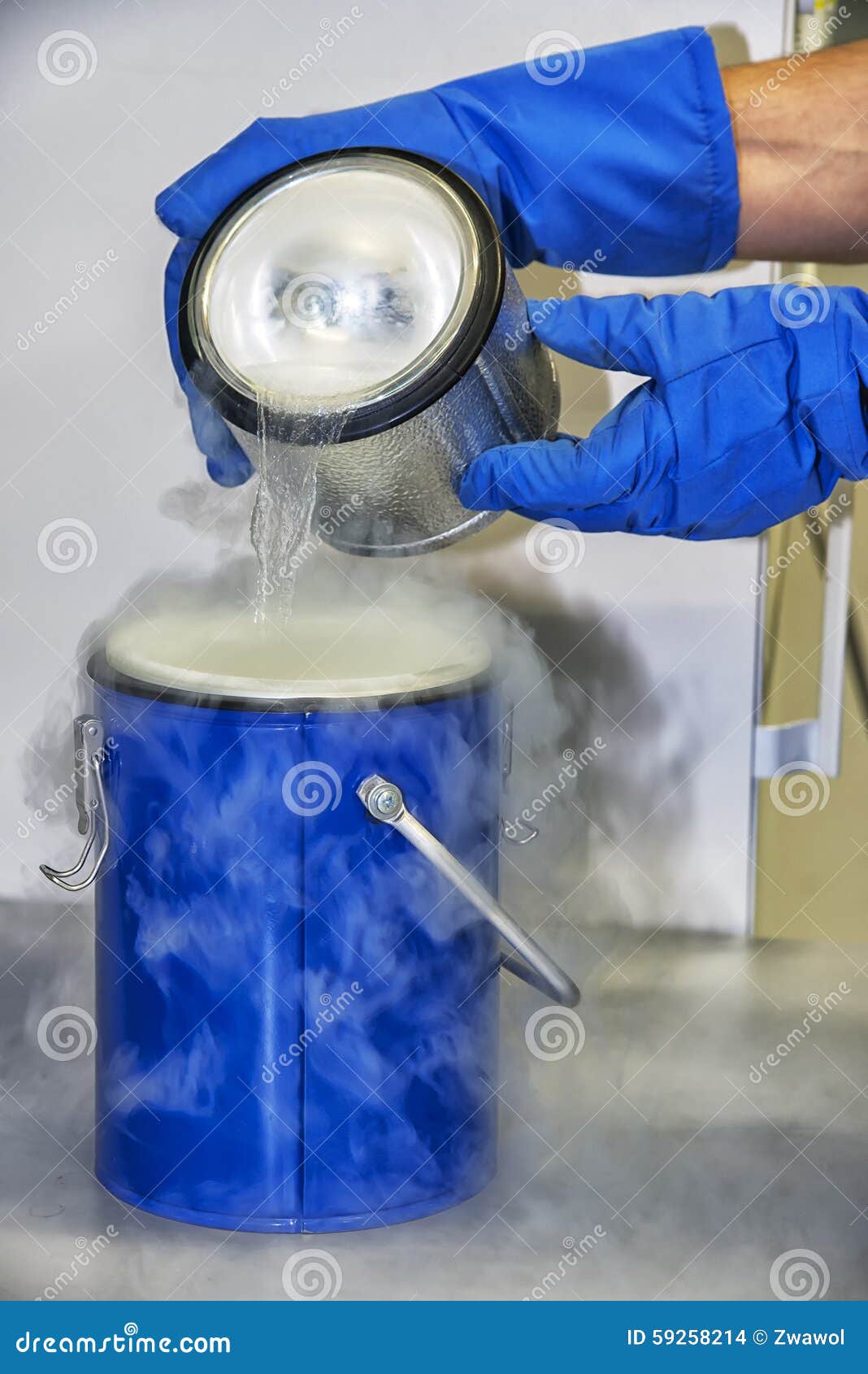 Persona con azoto liquido fotografia stock. Immagine di vaso