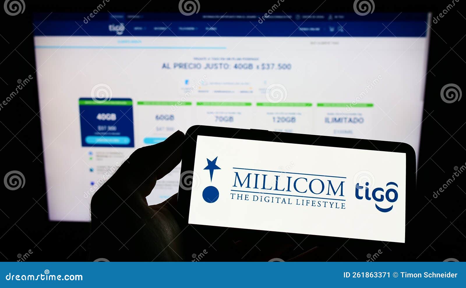Persona Con Teléfono Móvil Con El Logotipo De La Empresa Millicom ...