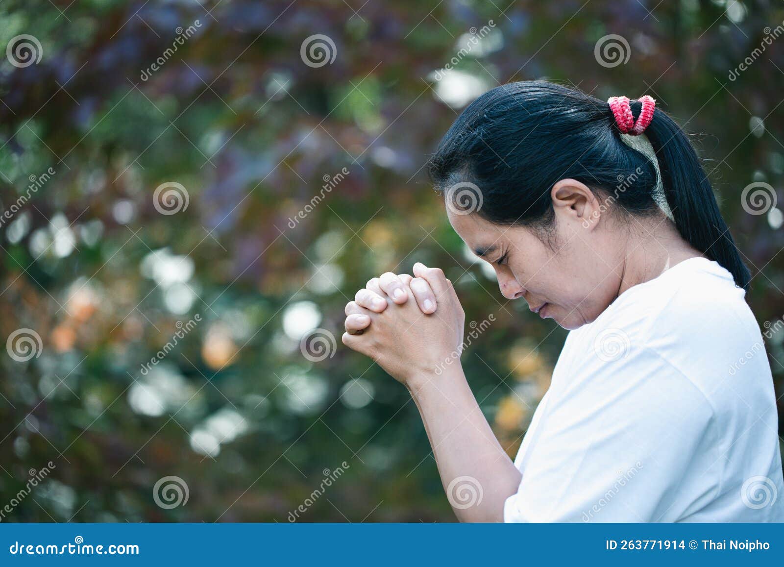Persona De Oración Mano En Fondo Negro. Una Mujer Católica Cristiana Está  Rezando a Dios En La Oscuridad En La Iglesia. Las Niñas Foto de archivo -  Imagen de dios, oscuro: 263771914