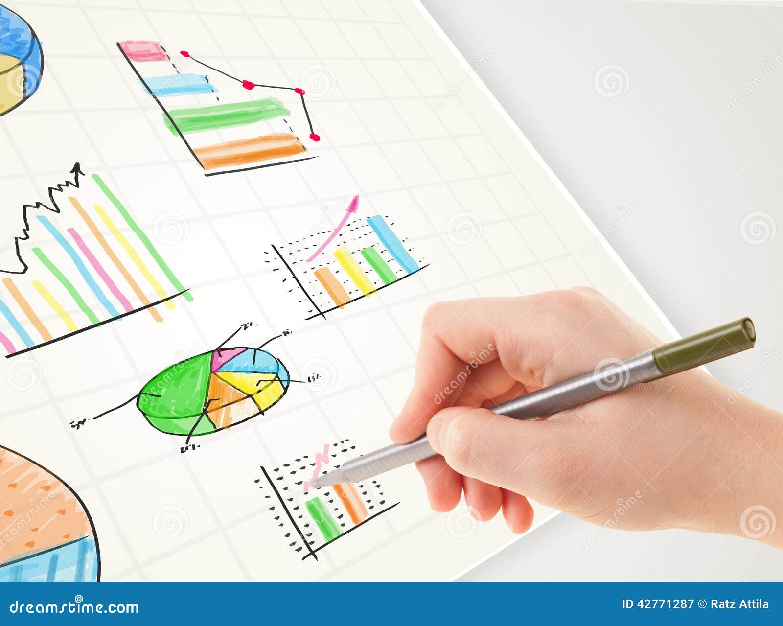 Persona del negocio que dibuja gráficos e iconos coloridos en el papel normal