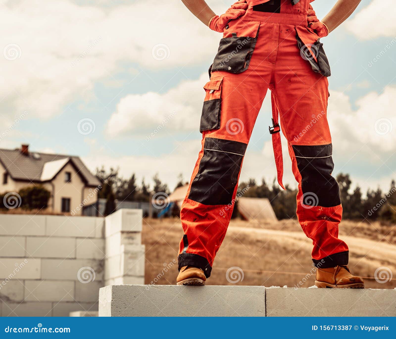 Persona En El Lugar De ConstrucciÃ³n Usando Ropa De Trabajo Imagen de  archivo - Imagen de constructor, seguridad: 156713387