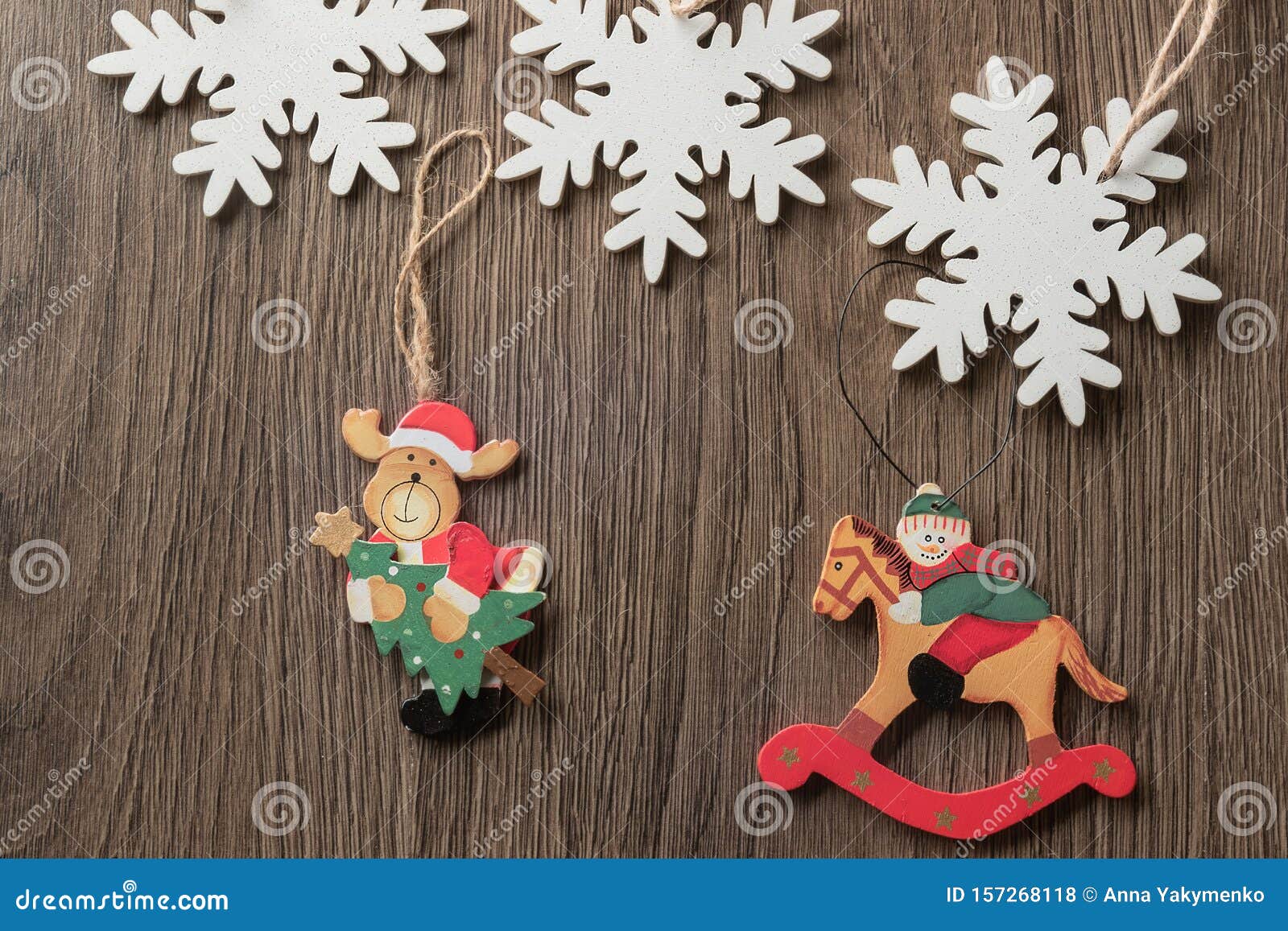 Personajes Navideños, Decoración Navideña, Juguetes De Madera Y Copos De Nieve Foto de archivo - Imagen de copos, juguetes: 157268118