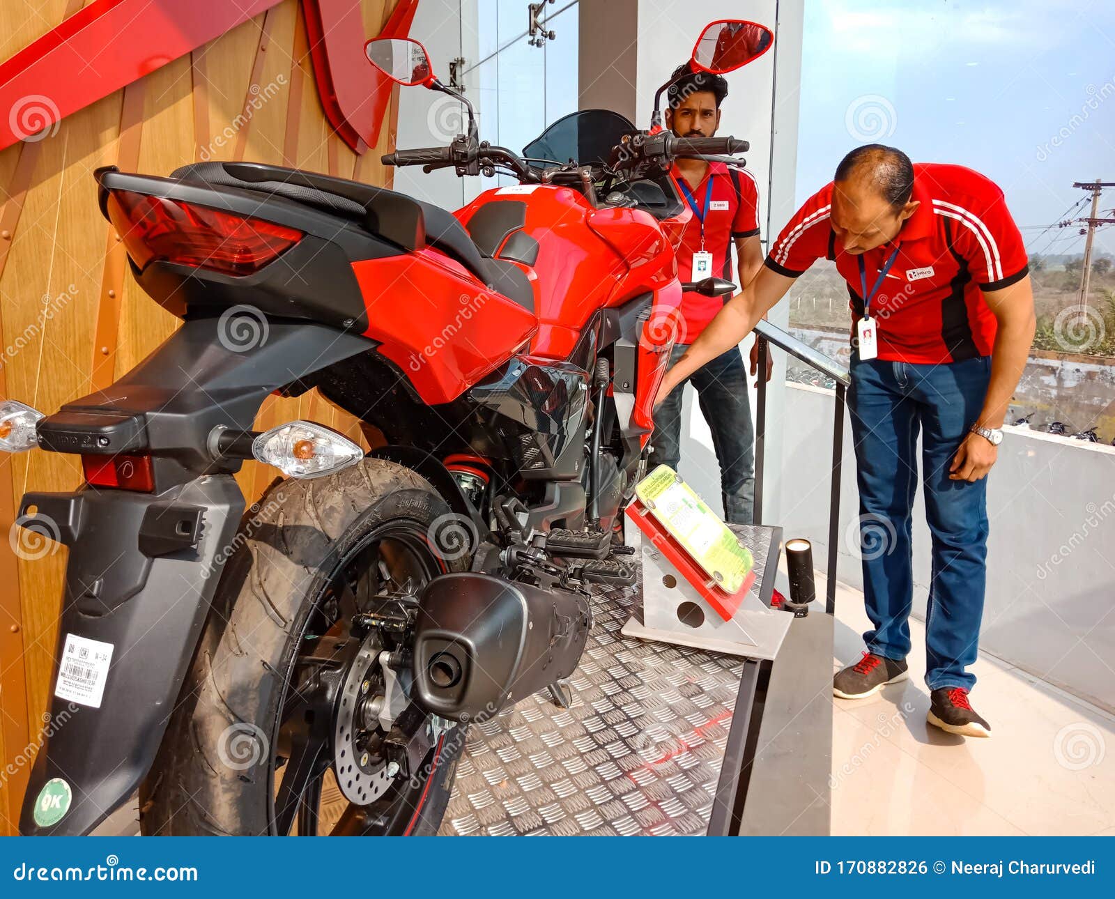 Personal De Ventas De Motocicletas Heroico Mostrando El último Modelo De  Moto En La Sala De Exposición En India En Enero De 2020 Foto editorial -  Imagen de mostrar, bici: 170882826