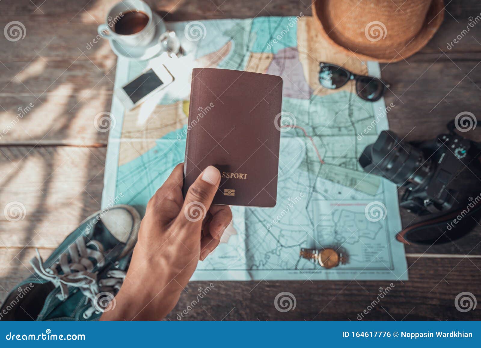 Personas Con Pasaportes Mapas De Viajes Con Equipaje Para El Viaje