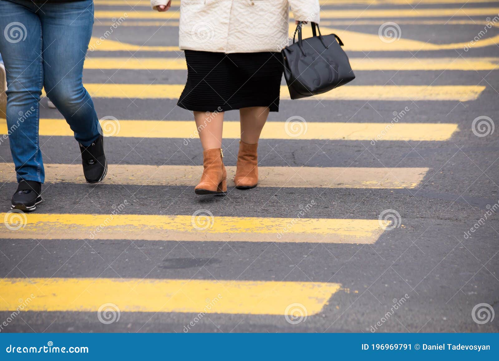 Personas en el cruce imagen de archivo. Imagen de cebra 196969791