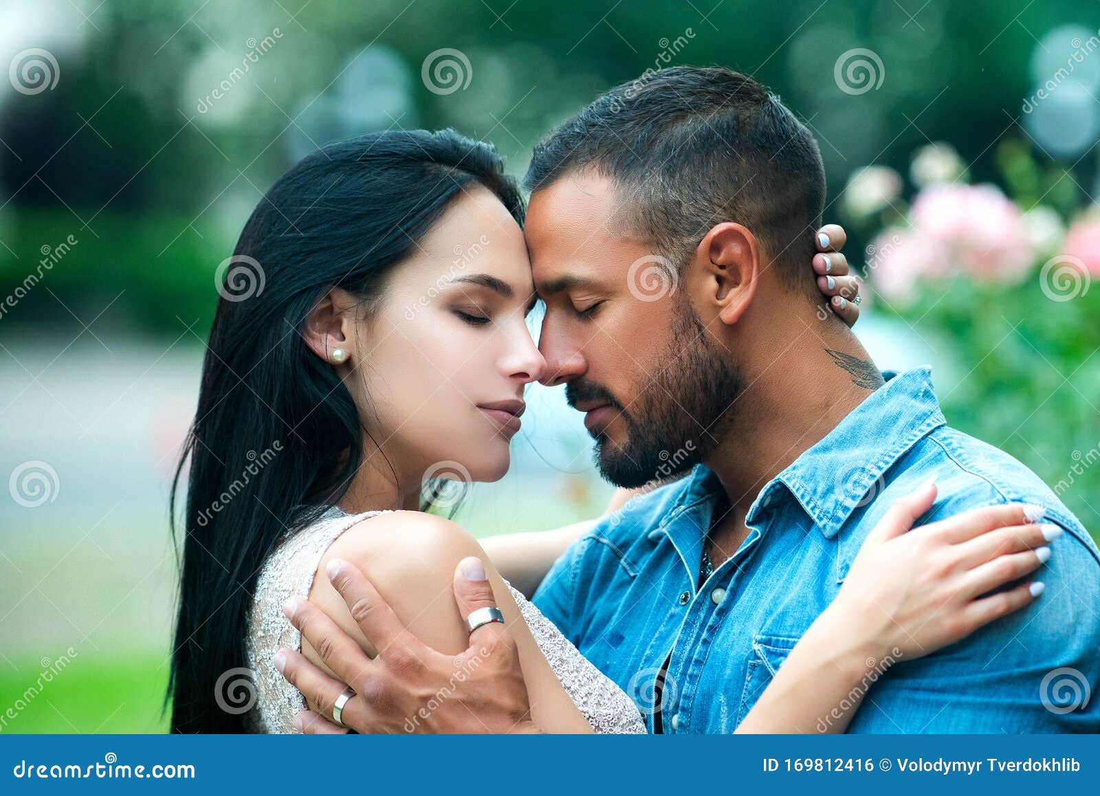 Personas Enamoradas Momentos íntimos Para Los Amantes Felices Jóvenes Parejas Enamoradas Tienen Un Día De San Valentín Divertido Foto de archivo - Imagen de hembra, beso: 169812416 Personas Enamoradas Momentos íntimos Para Los Amantes Felices Jóvenes Parejas Enamoradas Tienen Un Día De San Valentín Divertido Foto de archivo - Imagen de hembra, beso: 169812416
