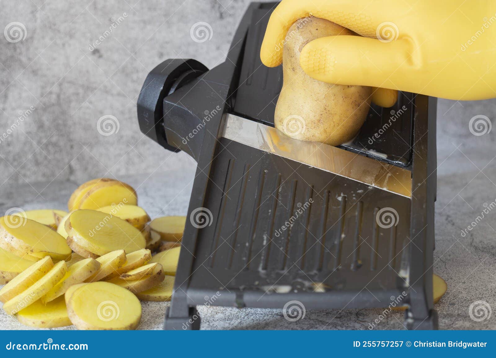 Personne Tranchant La Pomme De Terre Sur Un Cutter De Mandoline De