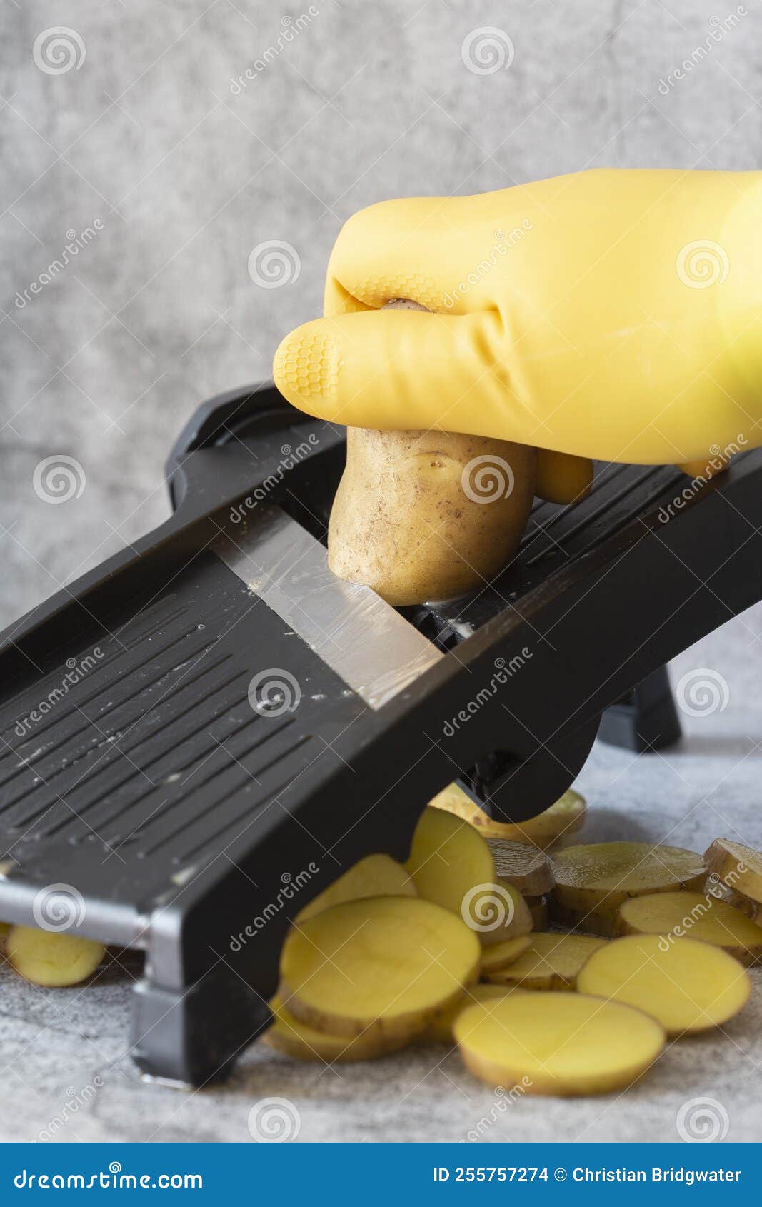 Personne Tranchant La Pomme De Terre Sur Un Cutter De Mandoline De