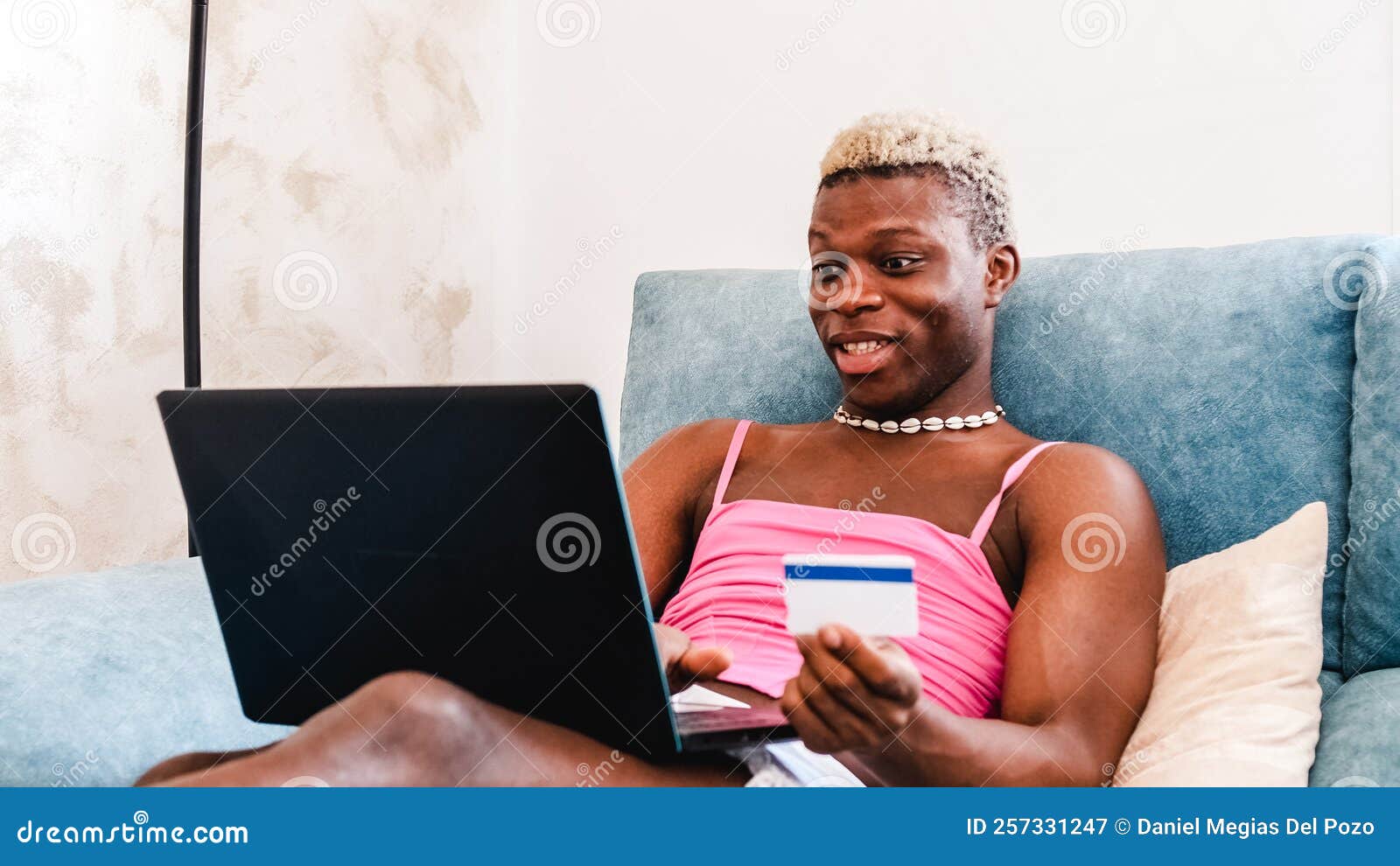 Personne Transsexuelle Noire Qui Fait Des Achats En Ligne Avec Carte De  Crédit à La Maison Image stock - Image du divan, commande: 257331247