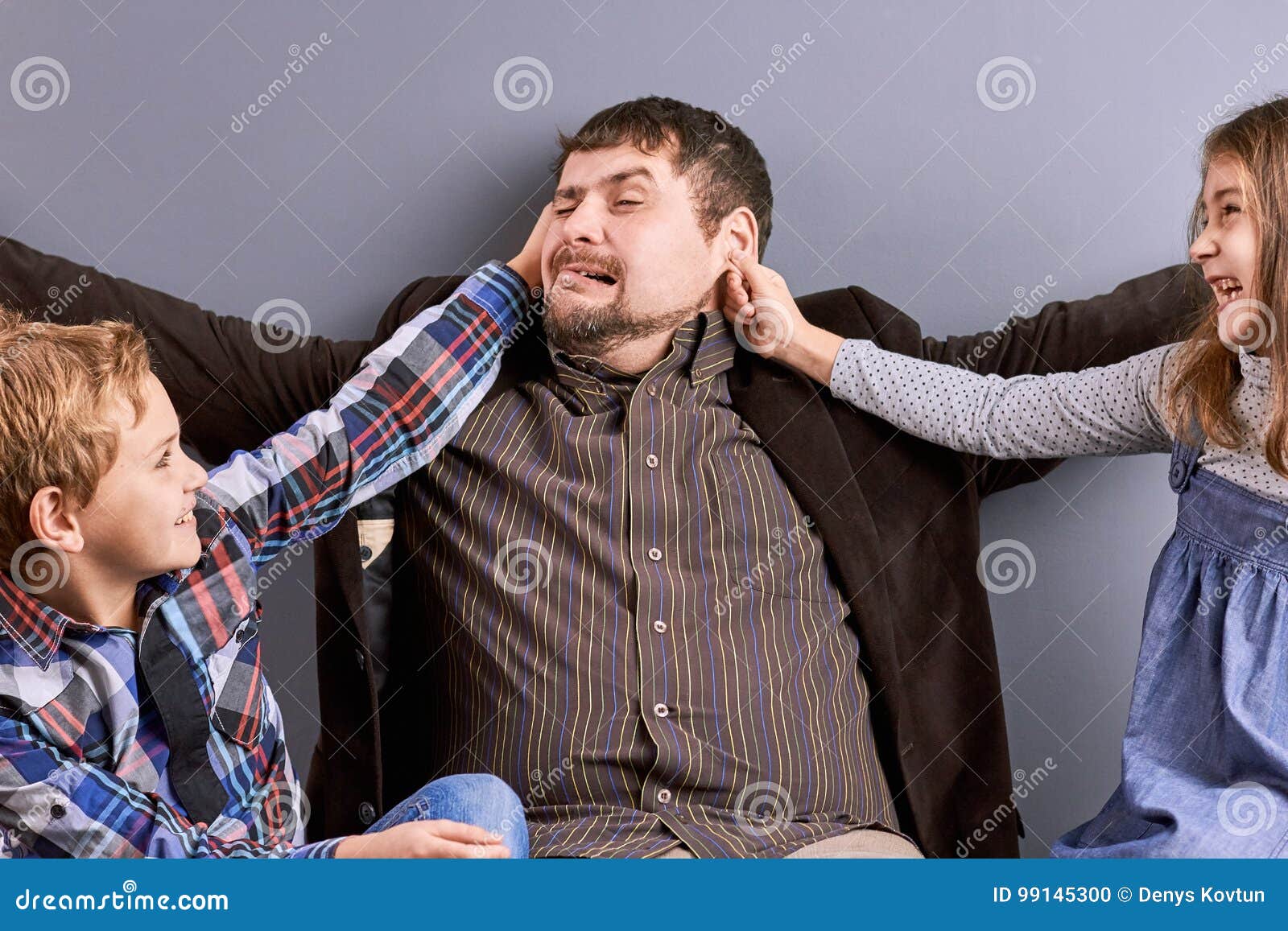 Scarica Gratis Images Personnes Droles Sur Le Fond Gris Photo Stock Image Du Enfance dernière par
