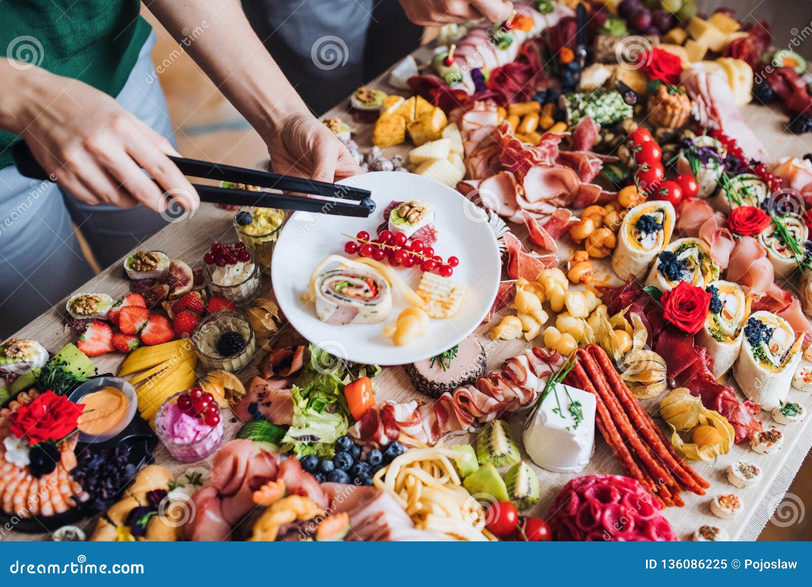 Personnes Meconnaissables Mettant La Nourriture Sur Des Plats Sur Une Fete D Anniversaire D Interieur De Famille Image Stock Image Du Anniversaire Nourriture