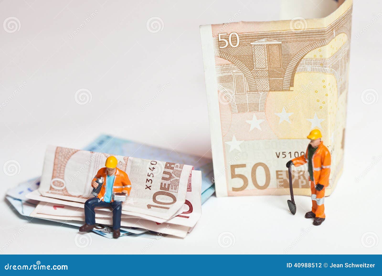 Personnes miniatures dans l'action avec d'euro billets de banque