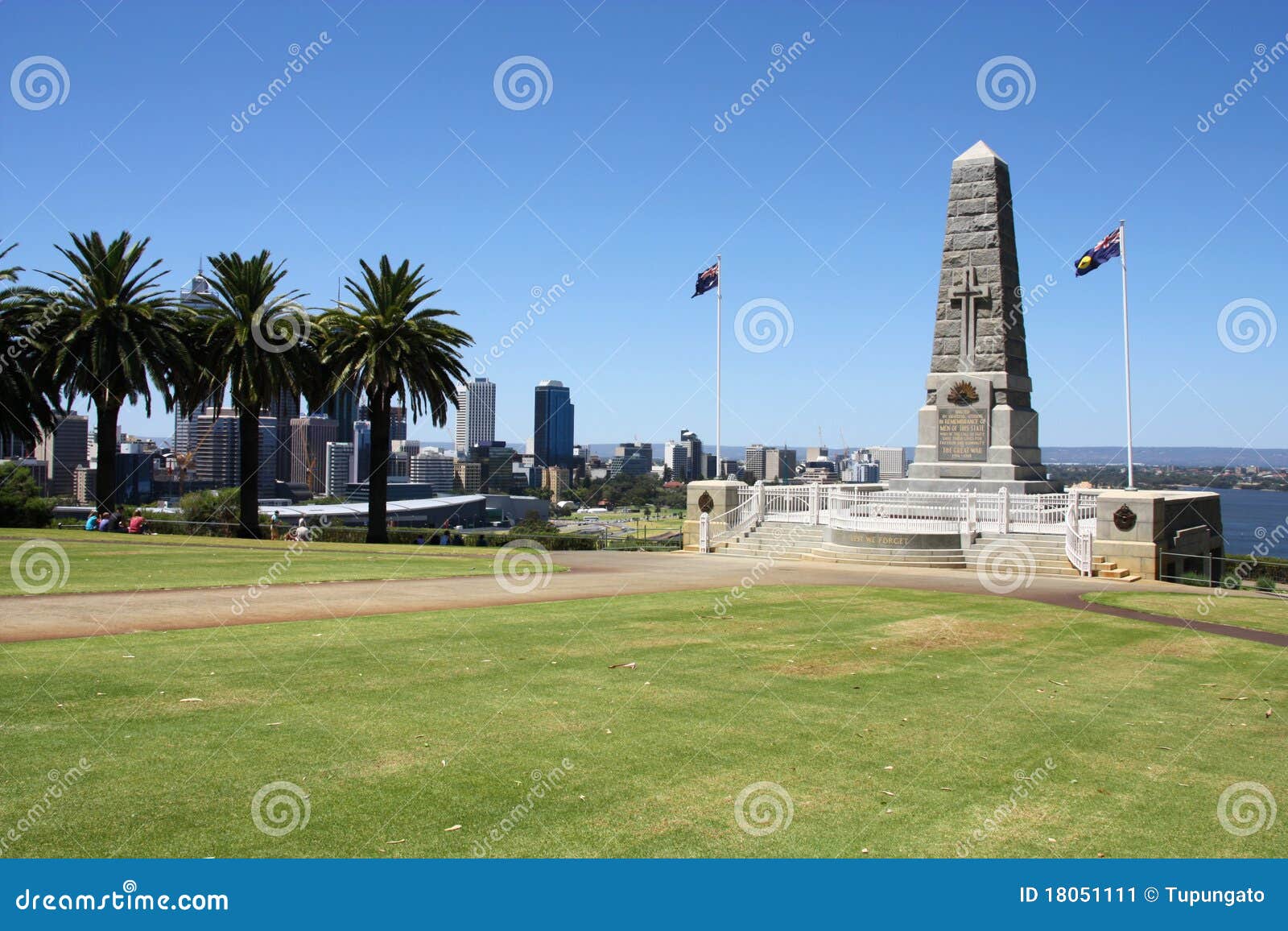 Monumento de la guerra del estado en reyes Park, Perth, Australia occidental. Río y horizonte del cisne en el fondo.