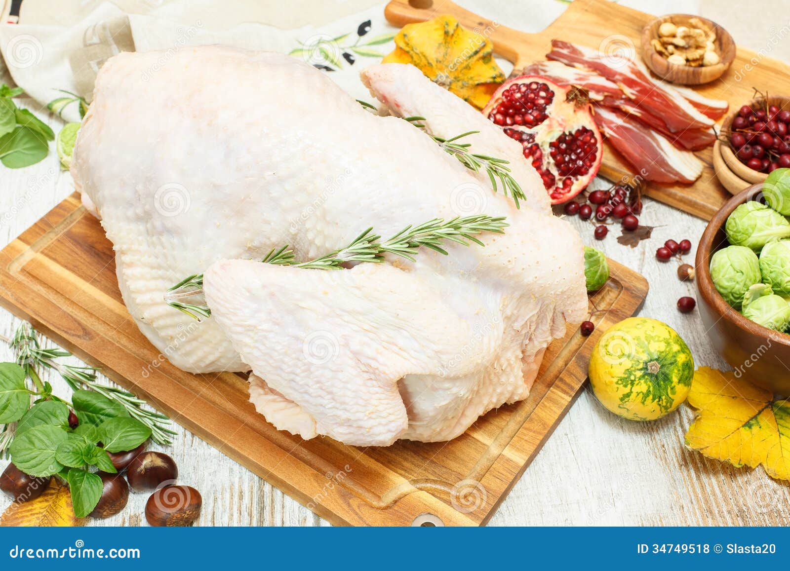 Peru inteiro cru foto de stock. Imagem de gordo, jardim - 34749518, image size:1600x1157