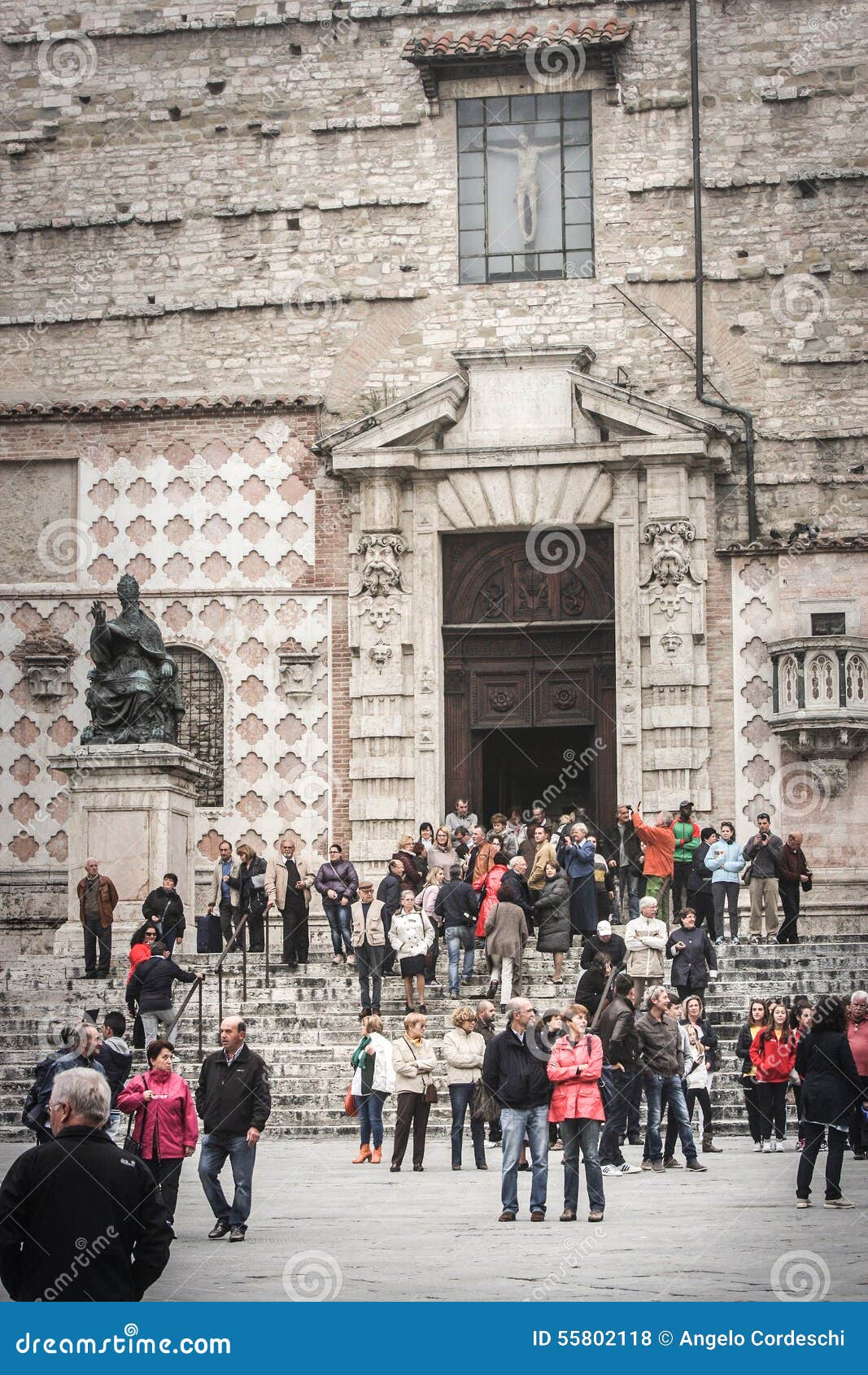 Perugia domkyrka med folkmassan av folk italy. Perugia domkyrka Domkyrkan av San Lorenzo är den huvudsakliga religiösa stora byggnaden av Perugia, Umbria, centrala Italien Många troenden är på momenten framme av kyrkan