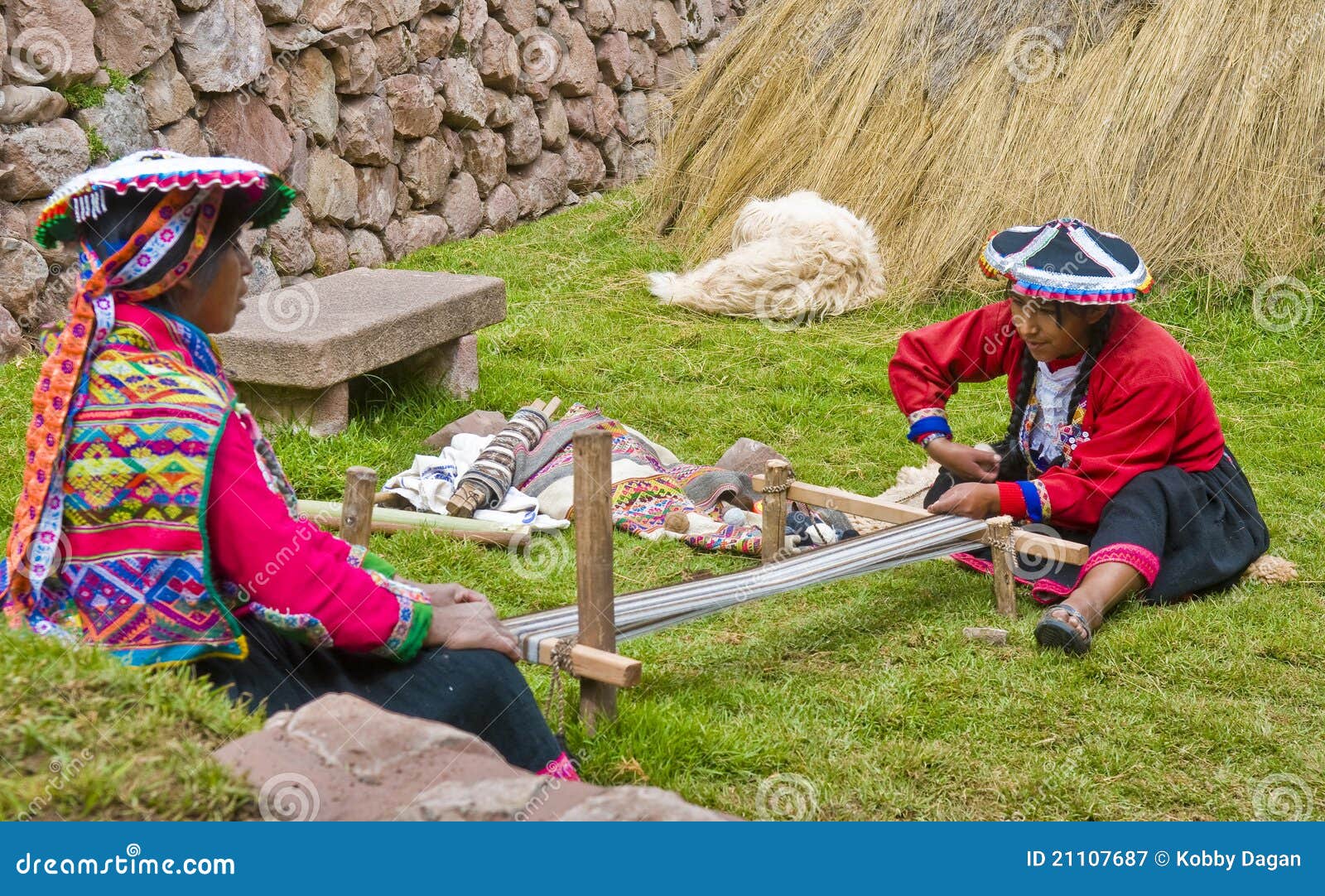 Peruvian Women Weaving Editorial Photography - Image: 21107687
