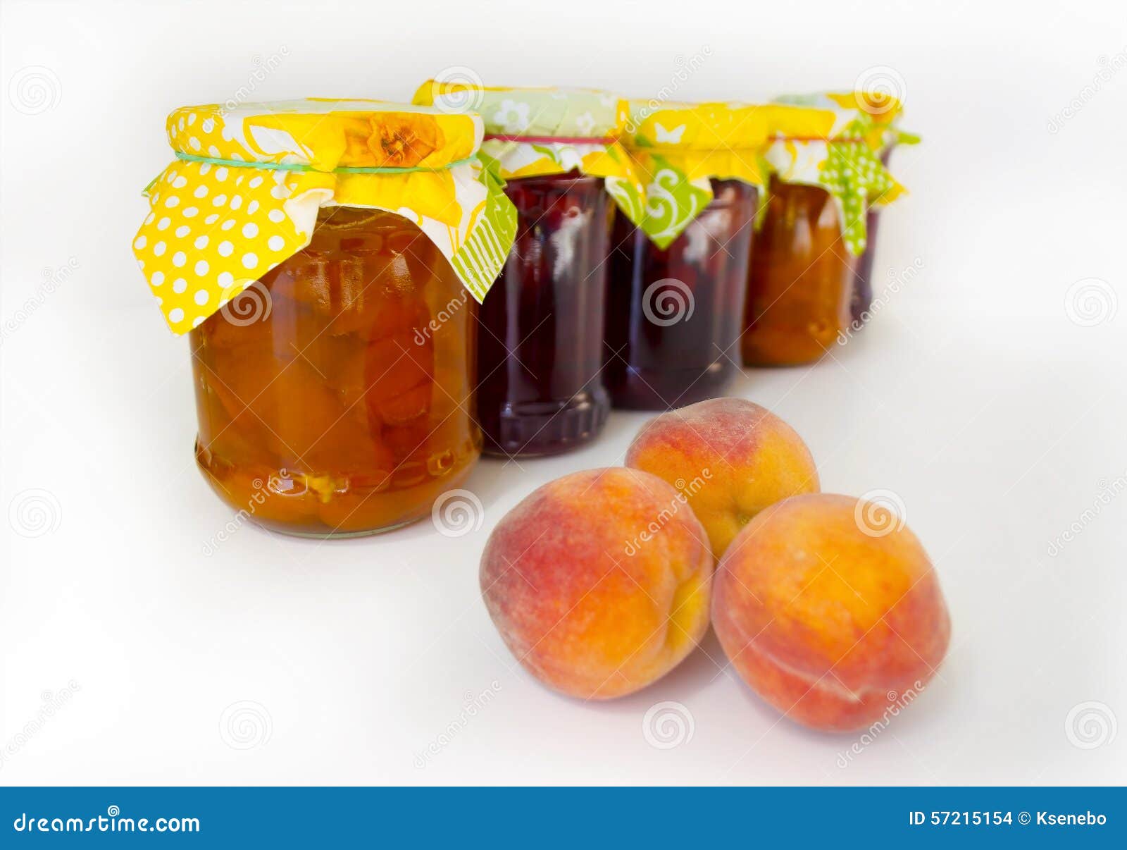 Perziken En Vijf Kruiken Jam Stock Foto Image of glas, koken 57215154