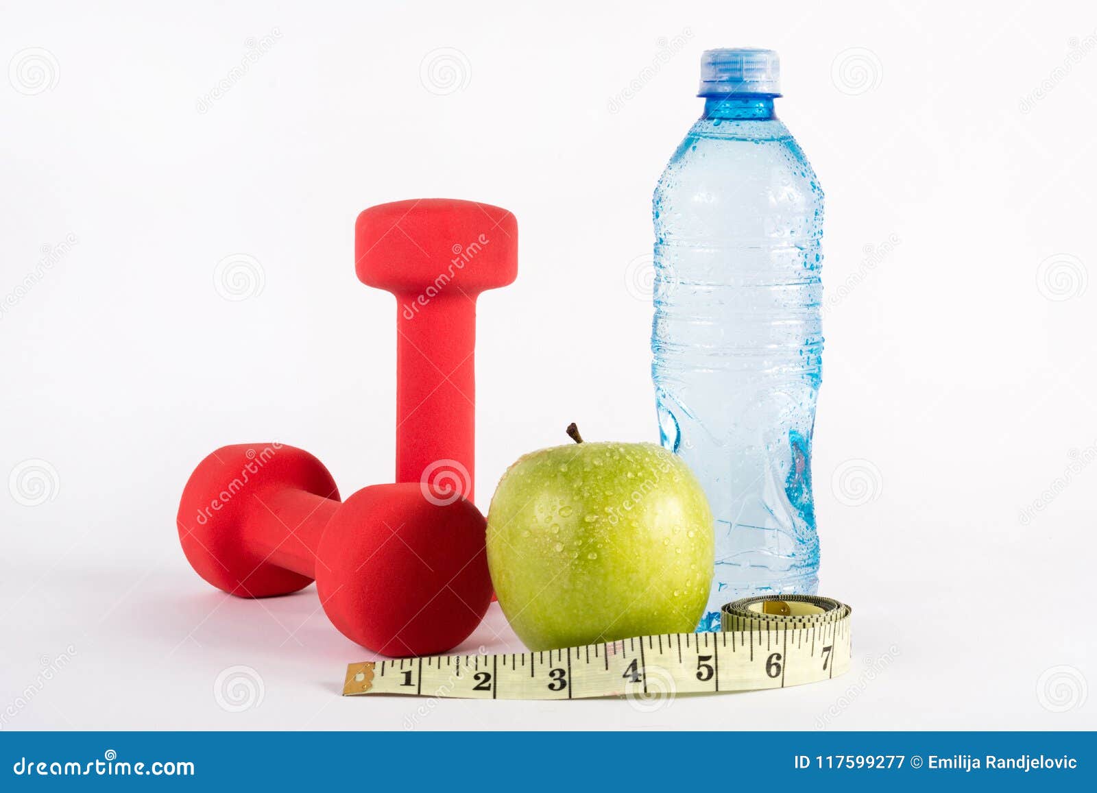 Fruta en un vaso, una cinta para medir el cuerpo. concepto de