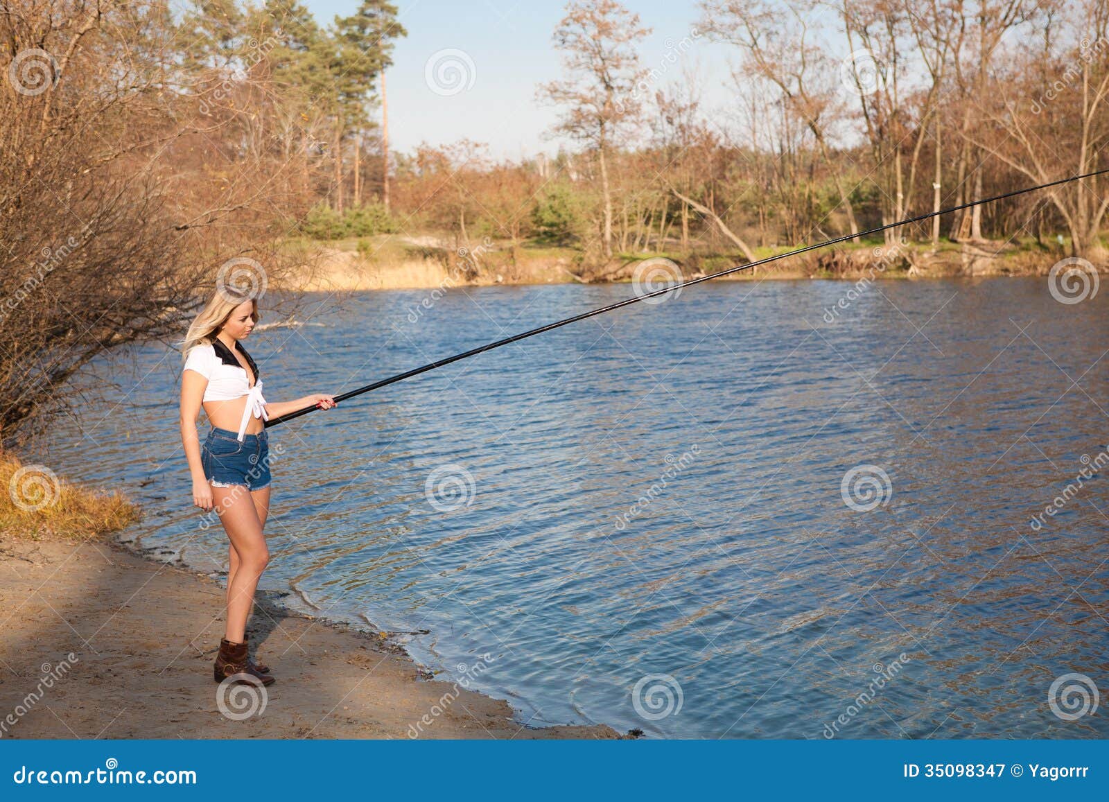 Pesca De La Mujer En El Río Imagen de archivo - Imagen de muchacha, cielo:  35098347