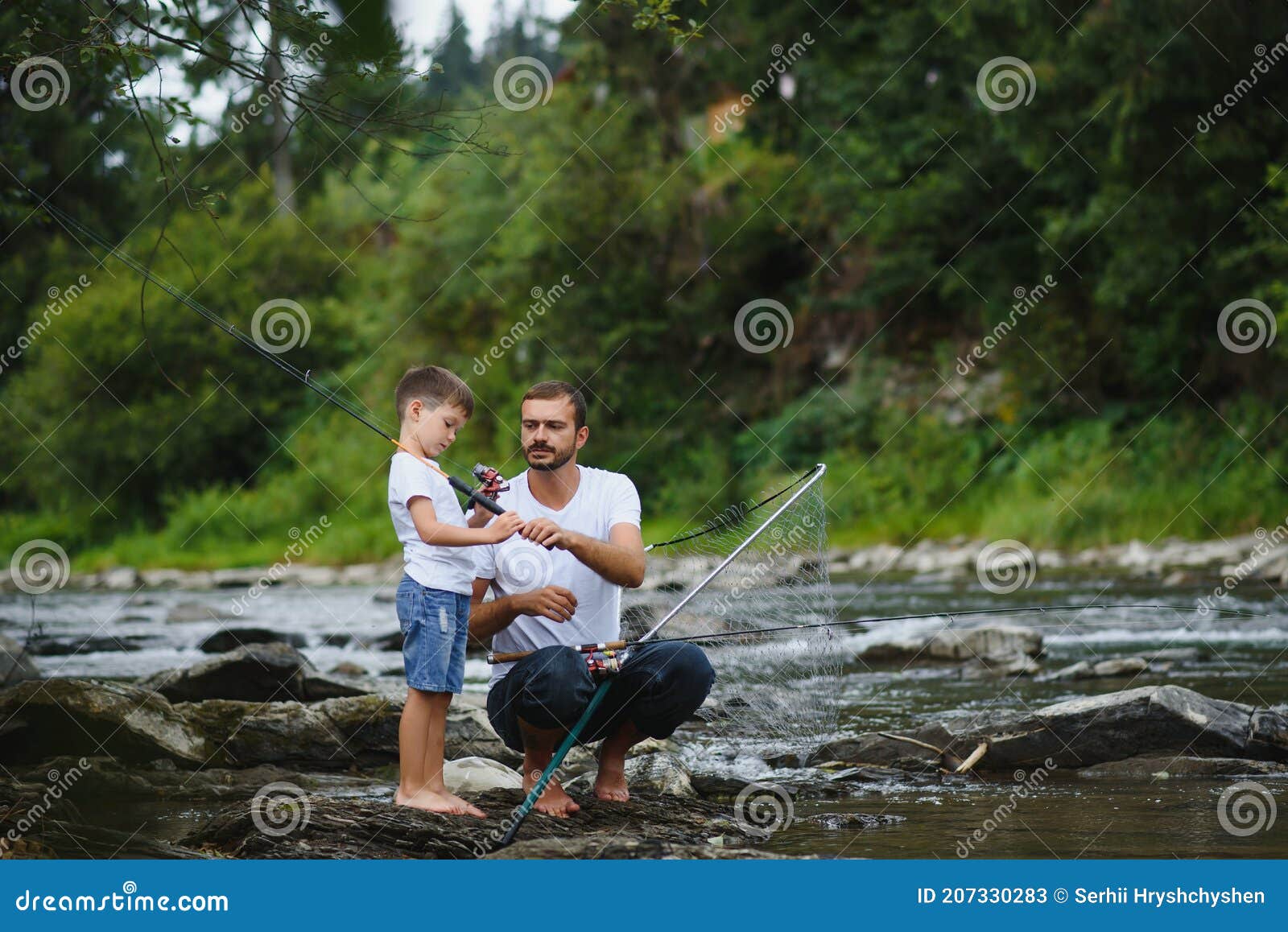 Pesca De Padre E Hijo. Padre Con Su Hijo En El Río Disfrutando De Pescar  Con Barras De Pesca Imagen de archivo - Imagen de padre, familia: 207330283