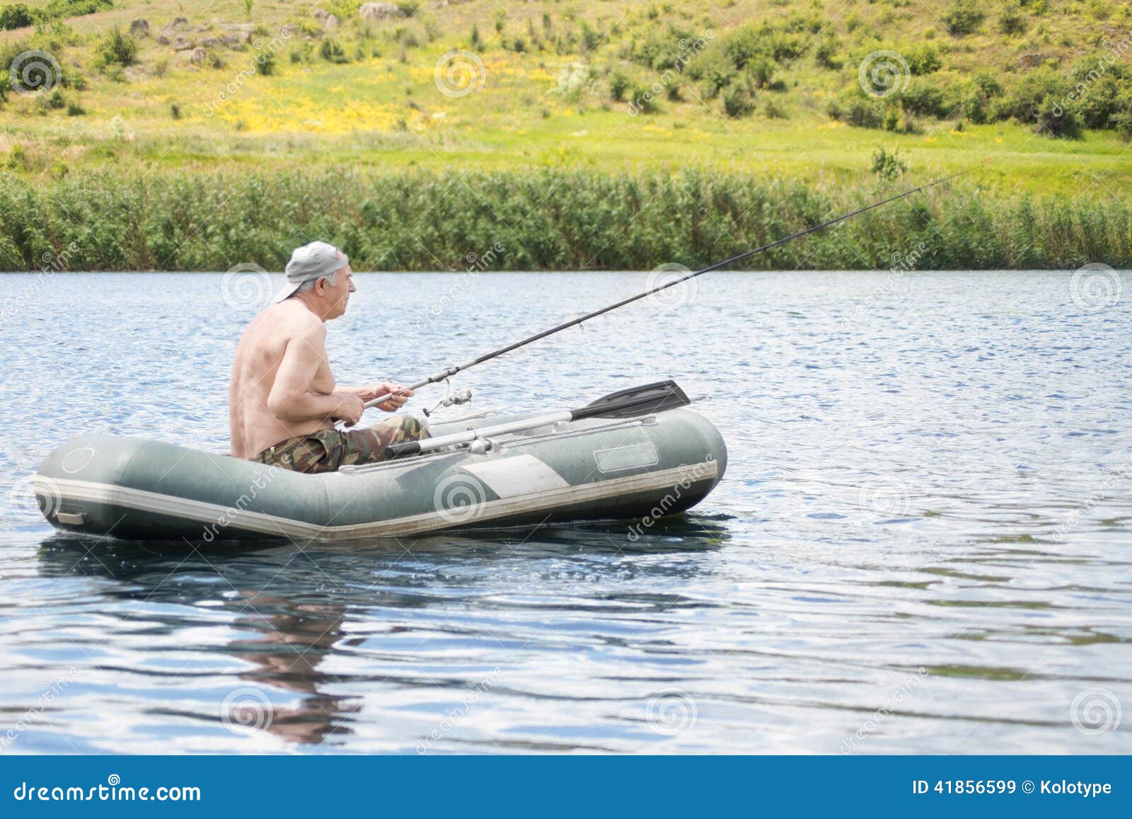 Pesca Do Homem Superior De Um Bote Em Um Lago Imagem de Stock - Imagem de  haste, homem: 41856599