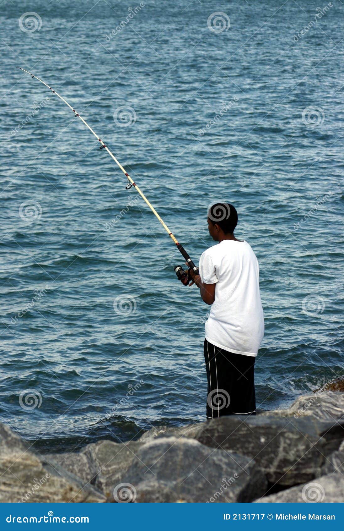 Pesca Joven Del Hombre Negro Imagen de archivo Imagen de cebo, barra