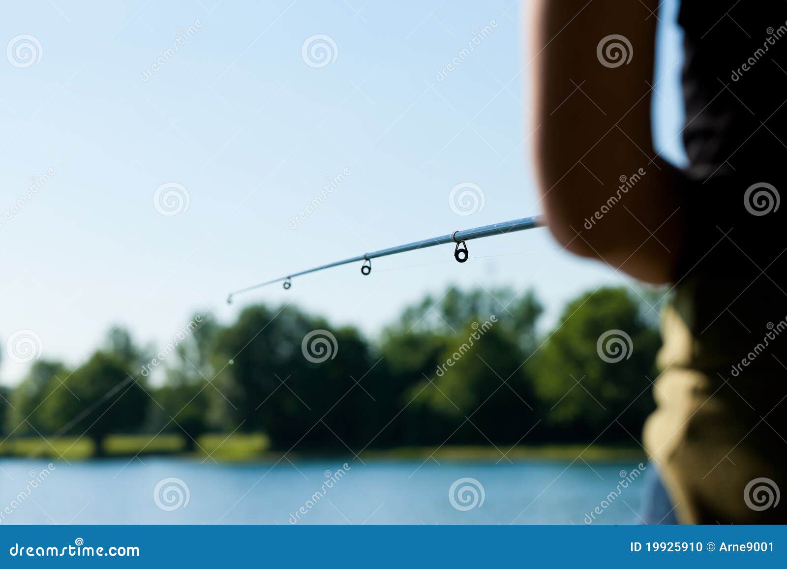 Pesca no lago em um dia de verão bonito