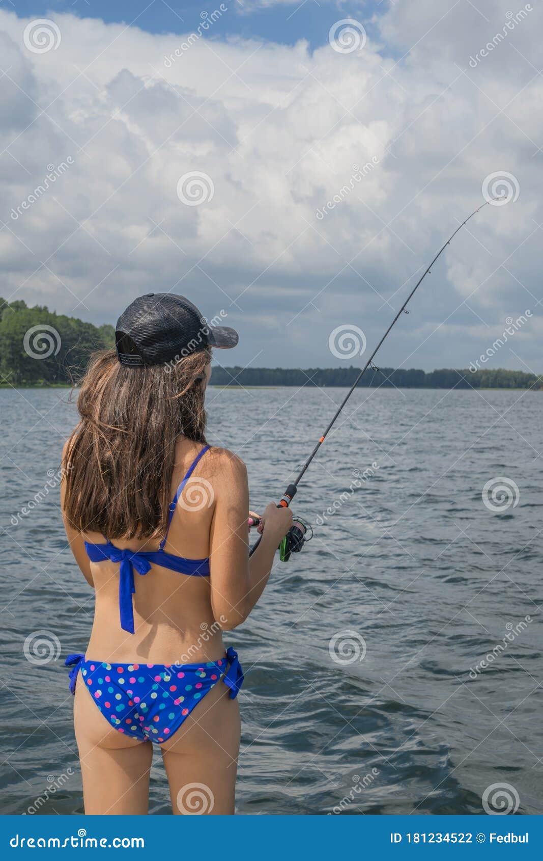 Pesca. Vista Trasera De Una Chica Sexy Con Traje De Baño Con Toallas En El  Lago Foto de archivo - Imagen de lago, cogido: 181234522