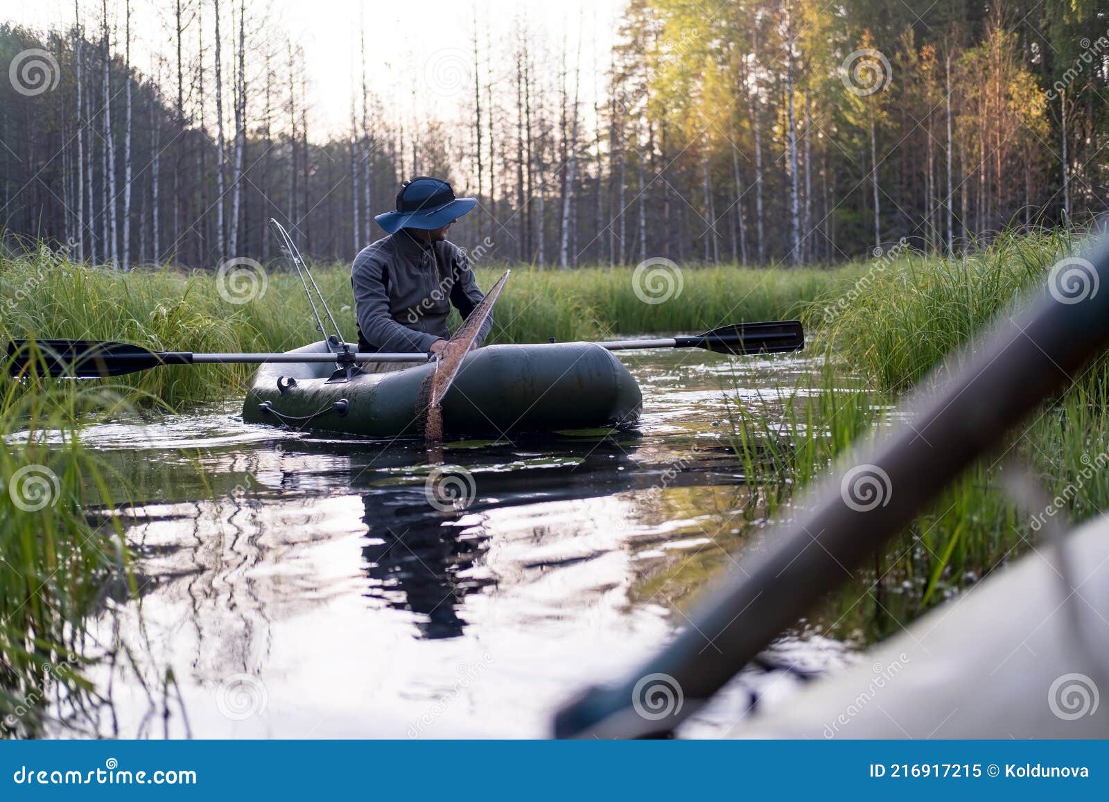 Pescador Con Sombrero En Bote Inflable Se Prepara Para Pescar En