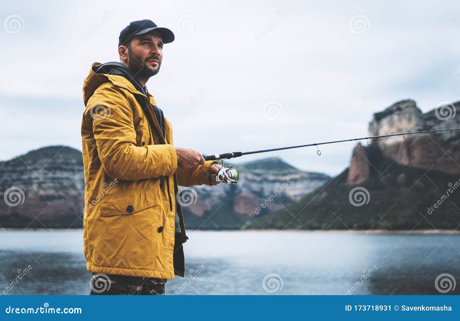 Pescador De Barbas Agarrando La Caña De Pescar, El Hombre Disfruta Del  Deporte De Pasatiempos En El Río De Montaña, La Persona Ca Imagen de  archivo - Imagen de calma, charca: 173718931