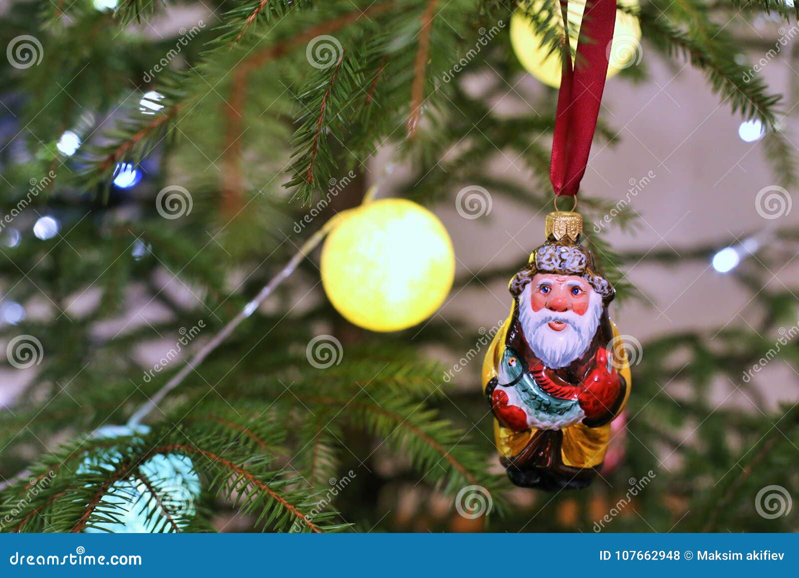Pescador Do Brinquedo Da árvore De Natal, Avô Com Peixes Em Uma Fita  Vermelha Que Pendura Em Uma árvore De Natal Foto de Stock - Imagem de  abeto, verde: 107662948
