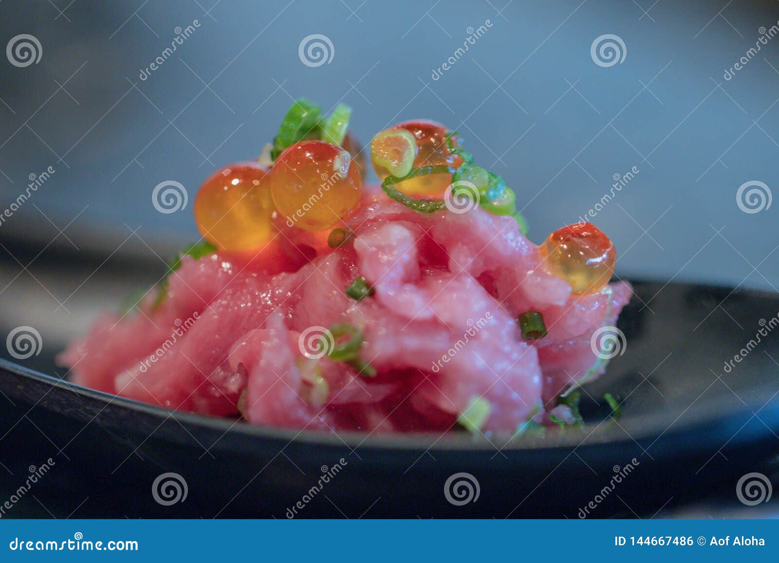 Pesce fresco di Nigi Toro con le uova di color salmone Stile giapponese dell'alimento Alimento squisito