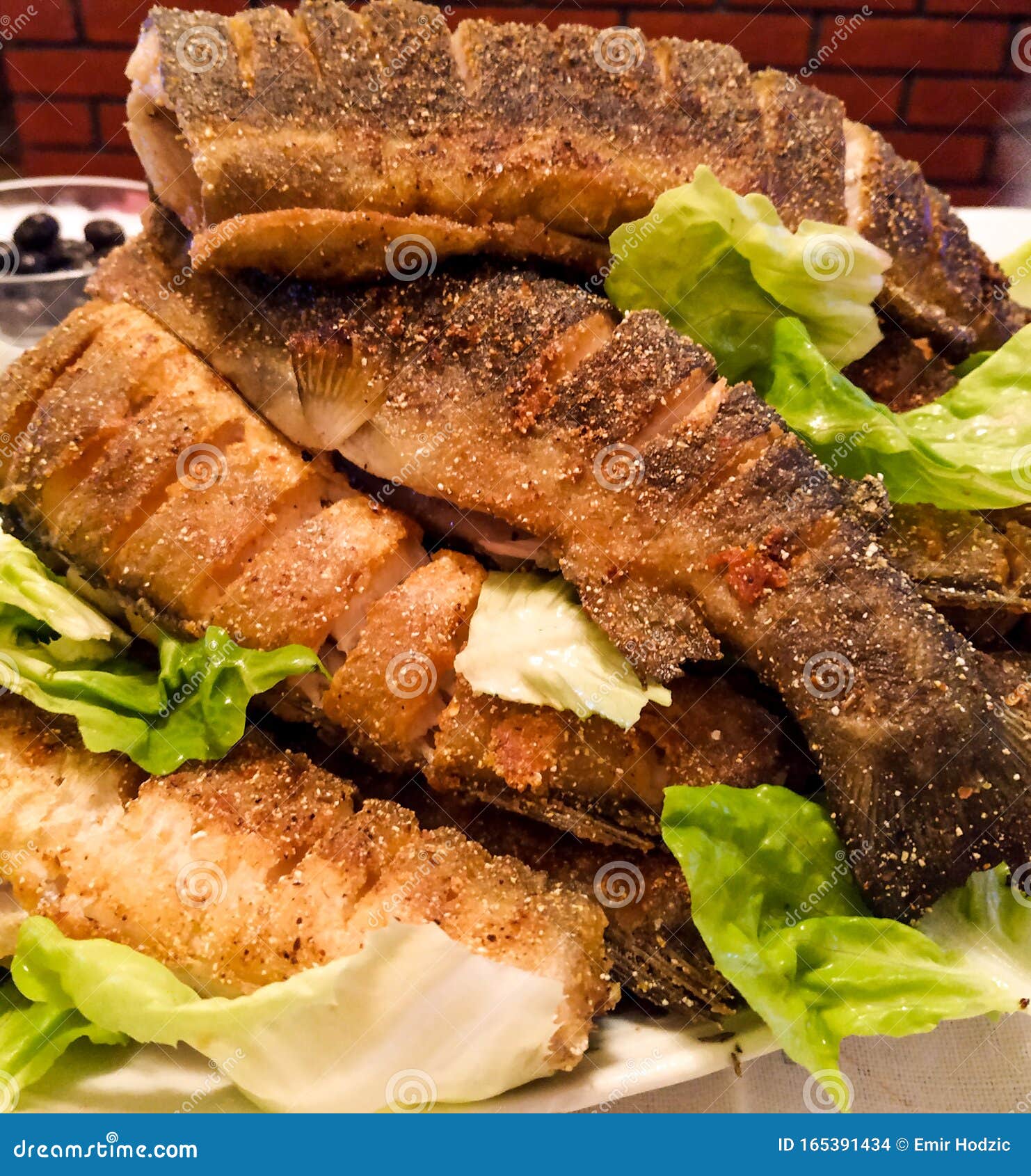 Pesci Fritti Multipli Impilati Con Lattuga Verde Sulla Tavola Serviti Per Cena O Pranzo Salutare Per Un Pasto Pieno Di Proteine E Fotografia Stock Immagine Di Pranzo Verde