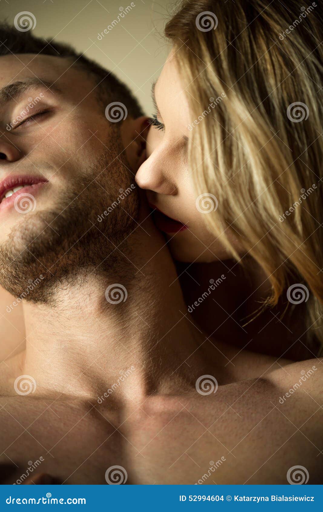 Pescoço de beijo da mulher foto de stock. Imagem de namorada - 52994604, image size:1067x1690