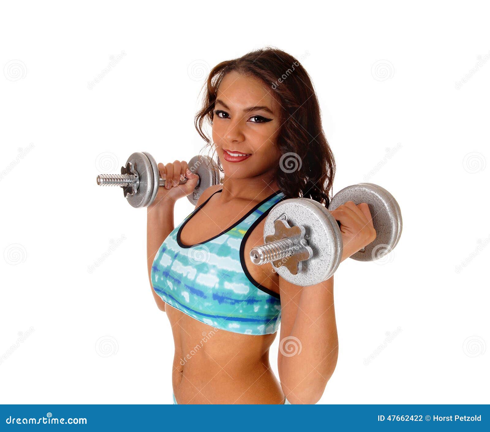 Mulher fazendo levantamento terra com um barbell isolado no fundo branco