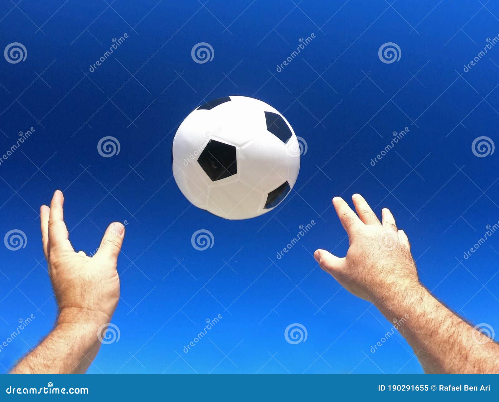 Pessoa Jogando Futebol No Ar Imagem de Stock - Imagem de positivo,  exterior: 190291655