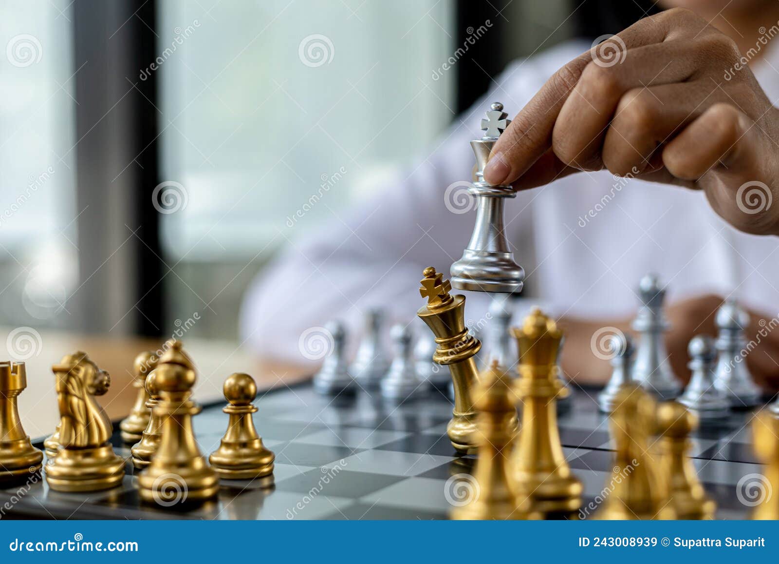 Pessoa Jogando Xadrez No Jogo Conceitual Imagem De Empresária Segurando  Peças De Xadrez Contra Xadrez Oponente Contra Negócios Imagem de Stock -  Imagem de planta, pensar: 243008939