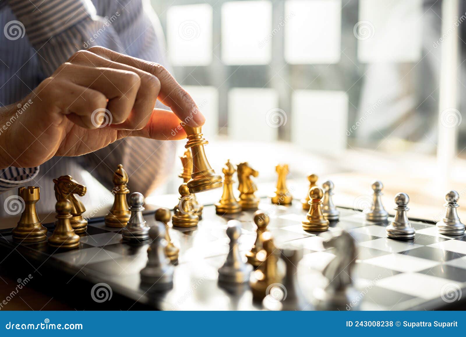 Pessoa jogando xadrez