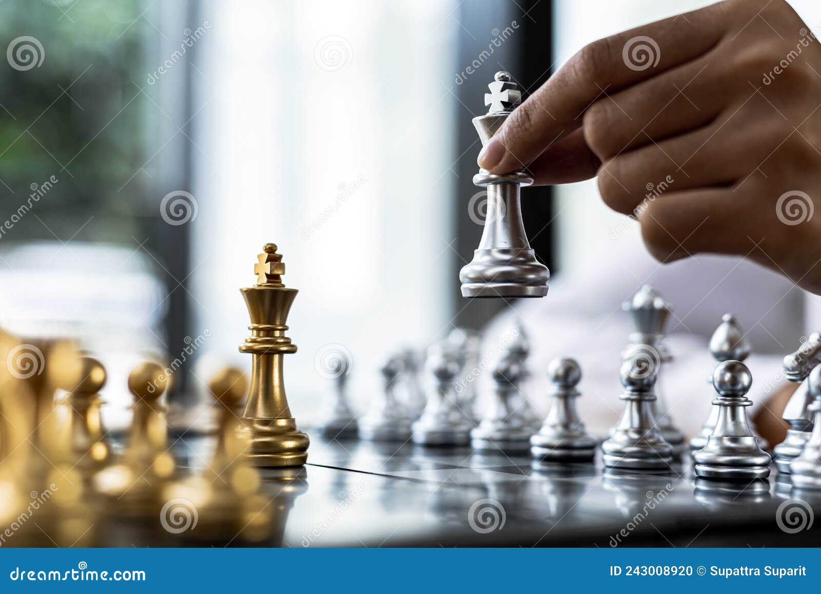 Pessoa jogando xadrez