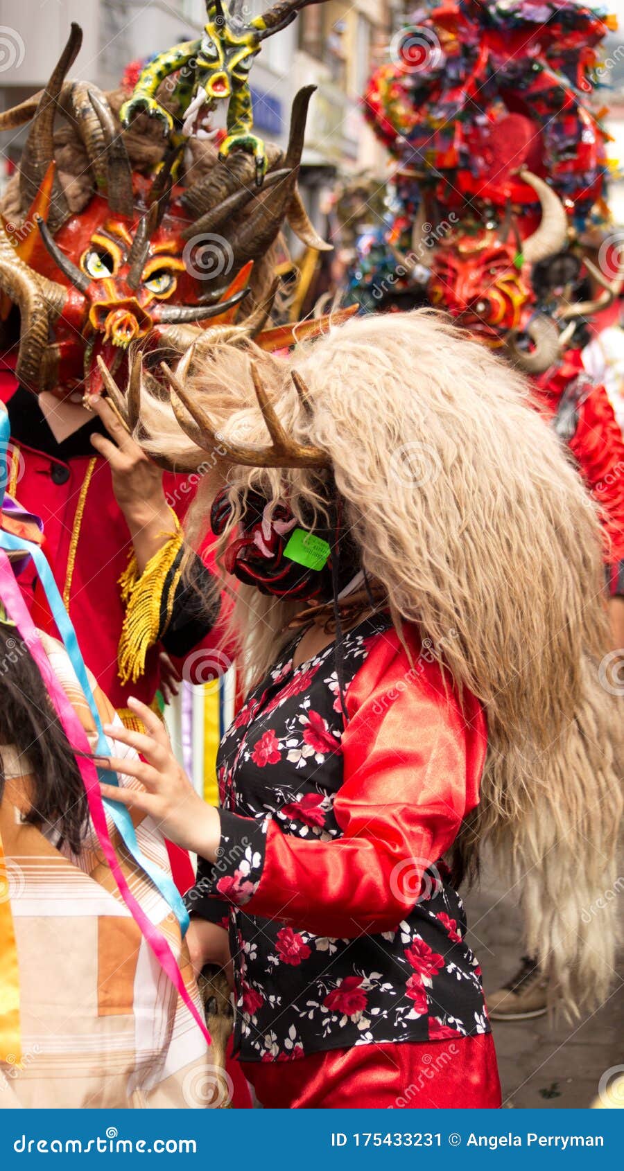 Pessoa Numa Máscara Negra Do Diabo Na Diablada Foto de Stock Editorial -  Imagem de festividade, asas: 177227703