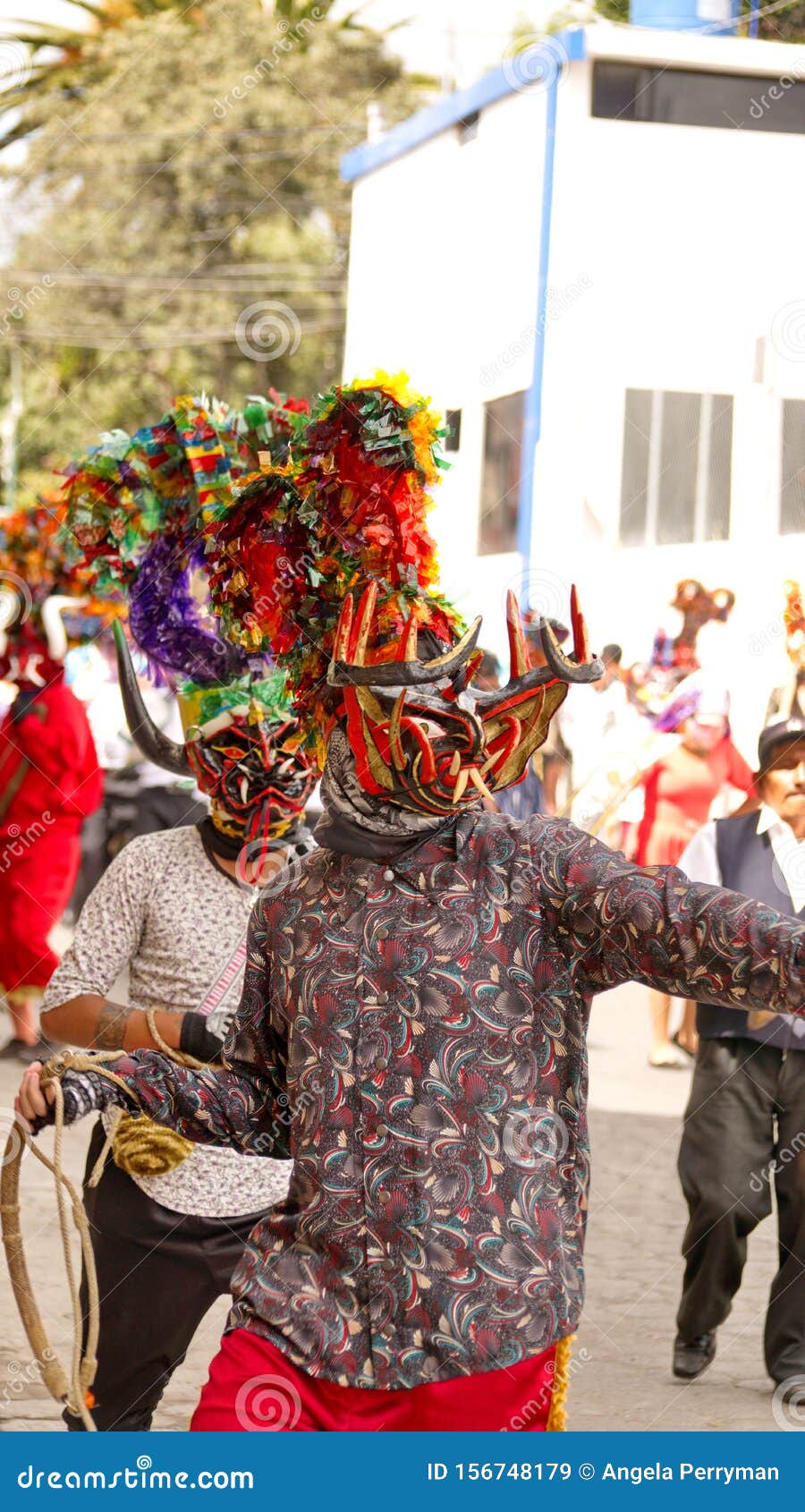 Pessoa Numa Máscara Negra Do Diabo Na Diablada Foto de Stock Editorial -  Imagem de festividade, asas: 177227703