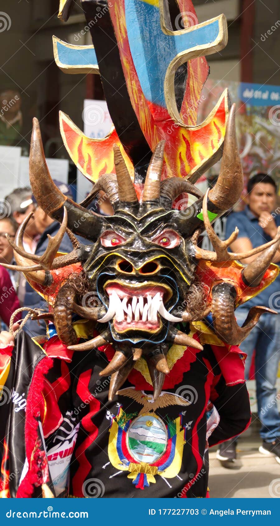 Pessoa Numa Máscara Negra Do Diabo Na Diablada Foto de Stock Editorial -  Imagem de festividade, asas: 177227703