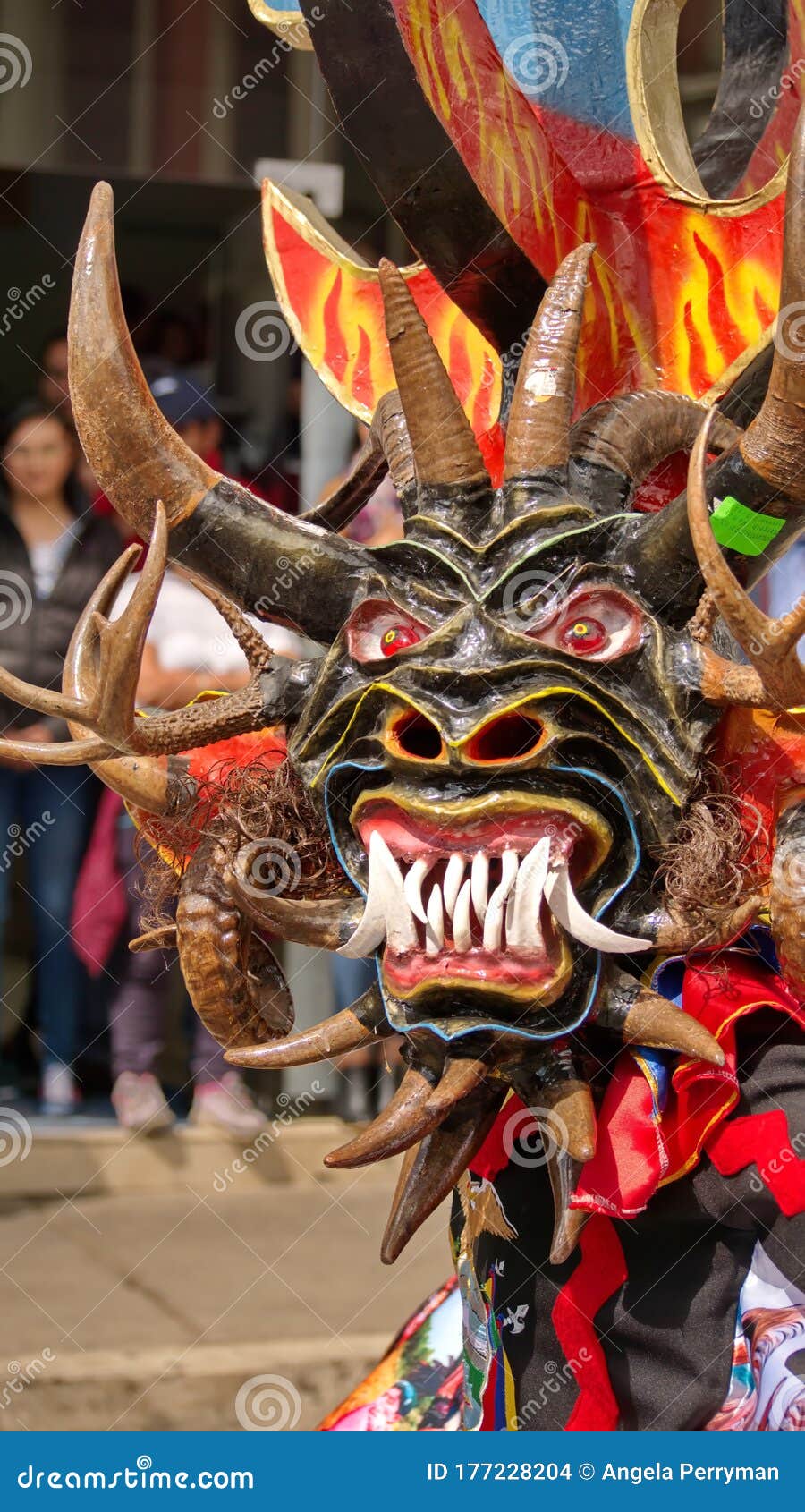 Pessoa Numa Máscara Negra Do Diabo Na Diablada Foto de Stock Editorial -  Imagem de festividade, asas: 177227703