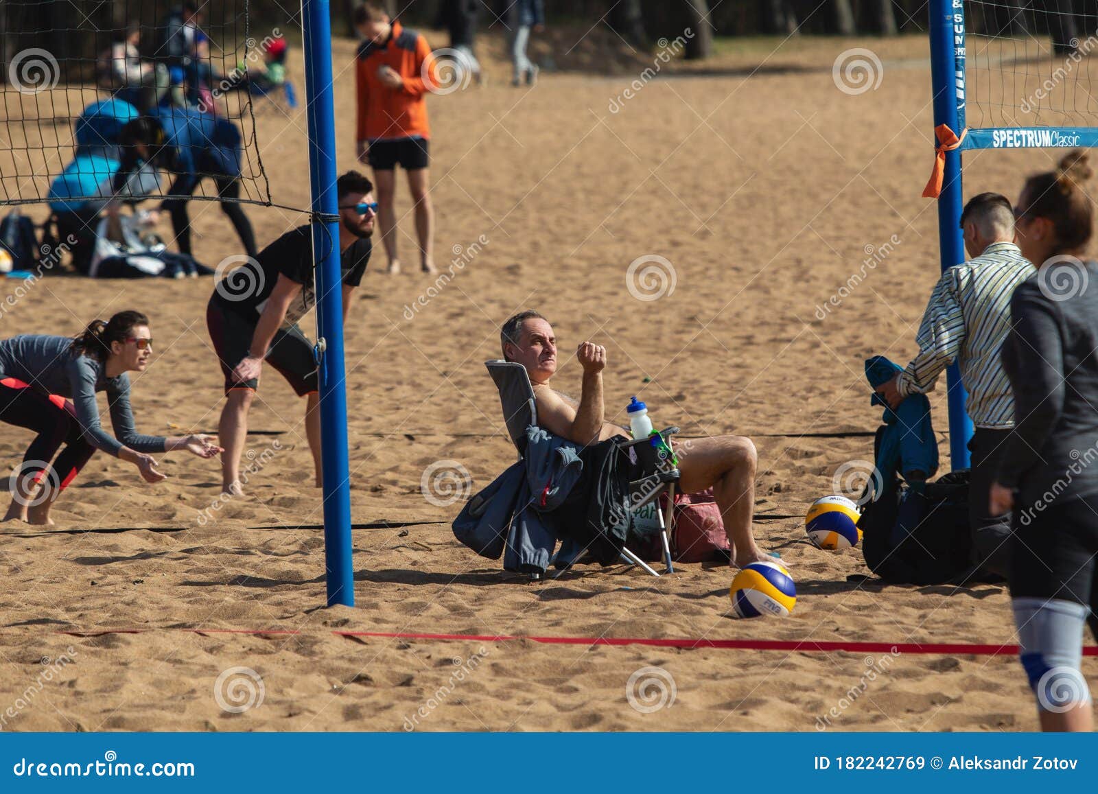 Imagem de pessoas jogando vôlei na praia.