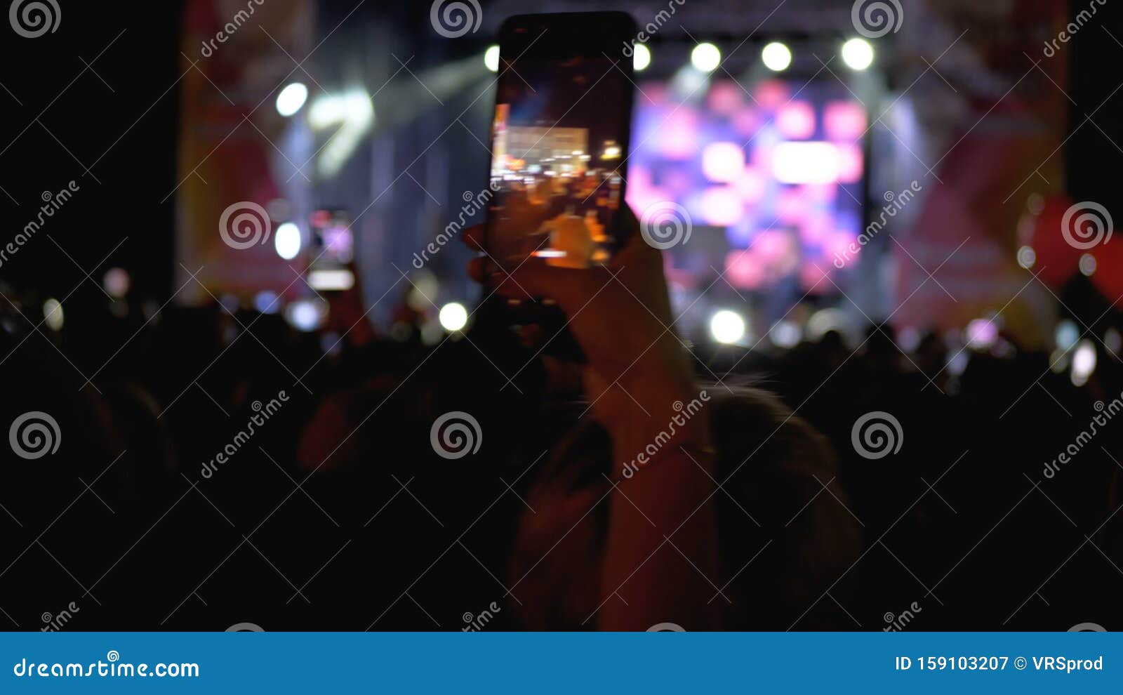 Multidão de concerto de mão de fã clube de música usando o celular, tendo  registro de vídeo ou transmissão ao vivo