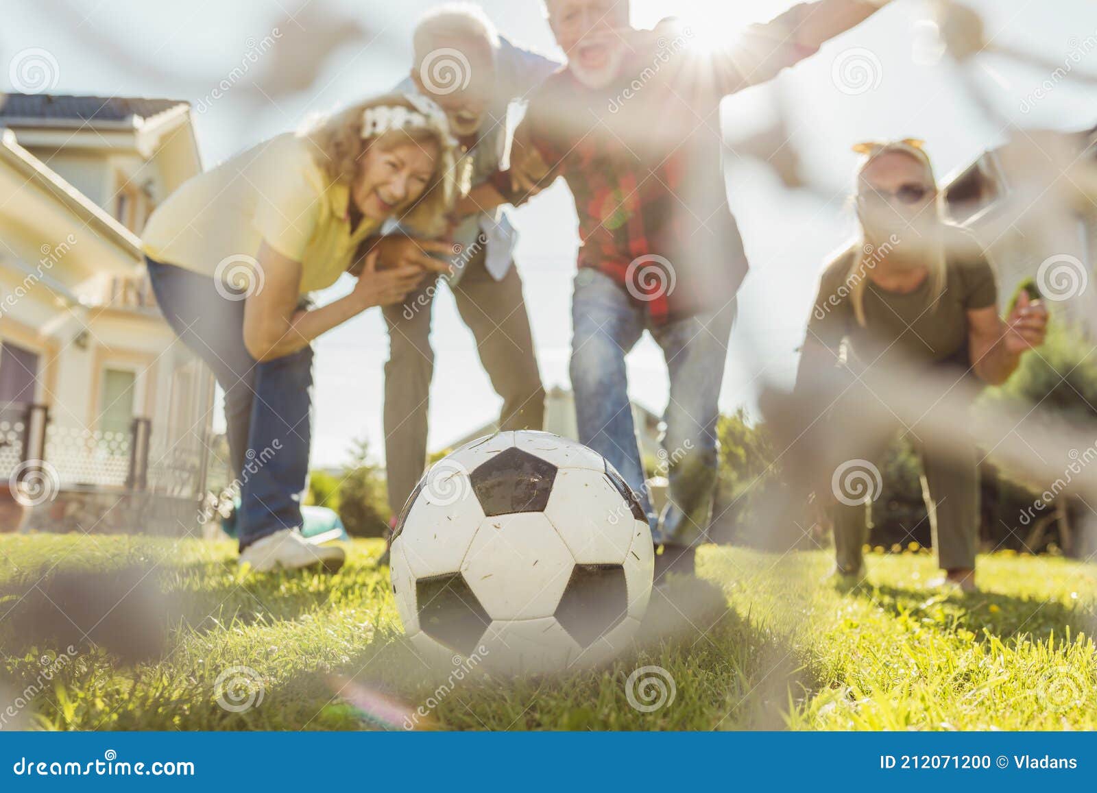 Pessoas Idosas Celebrando Após Marcar Um Gol Enquanto Jogavam Futebol Foto  de Stock - Imagem de povos, lifestyle: 212071200